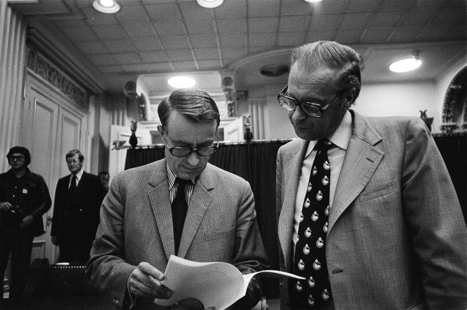 Tweede Kamer brieven Van Agt , Roethof (rechts), Bestanddeelnr 928-7555