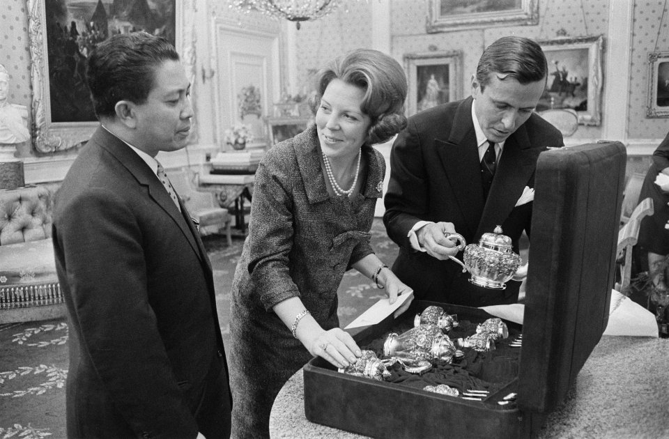 Tweede Geschenkendag voor prinses Beatrix en Claus op Paleis Soestdijk , Indones, Bestanddeelnr 918-8396