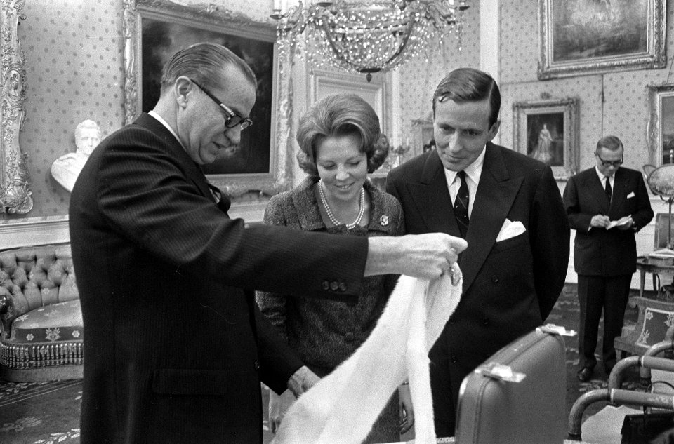 Tweede Geschenkendag voor prinses Beatrix en Claus op Paleis Soestdijk , ambassa, Bestanddeelnr 918-8394