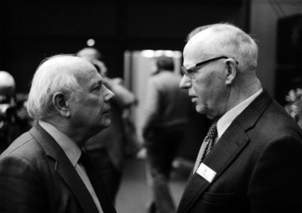 Tweede dag verkiezingscongres van PvdA in Amsterdamse RAI Joop den Uyl in gesprek met Jaap Burger, Bestanddeelnr 931-3472