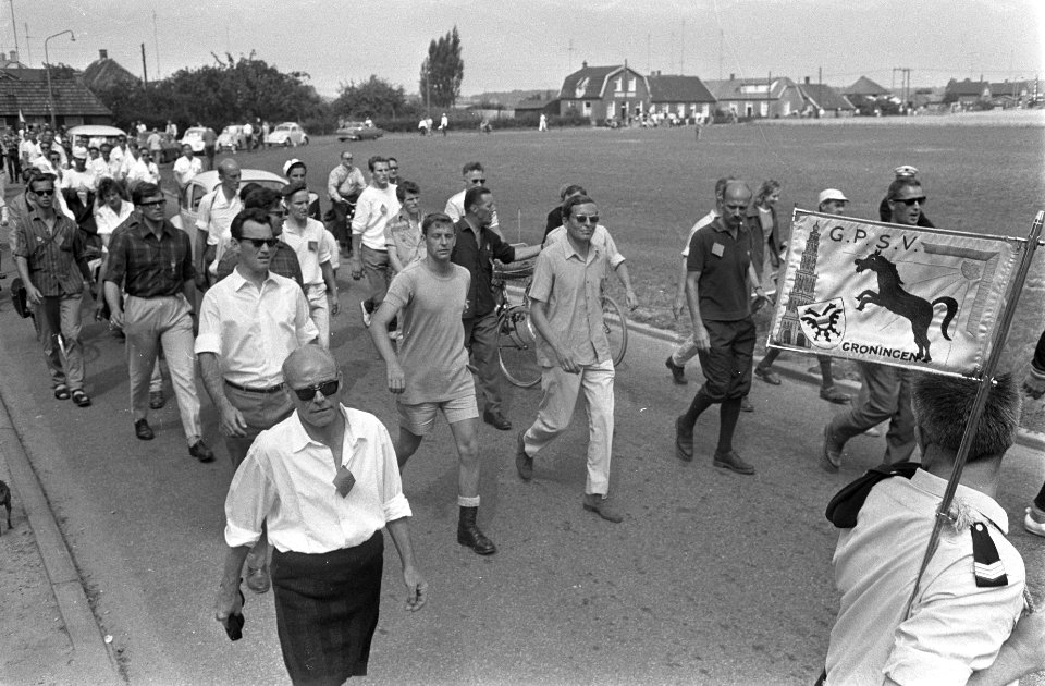 Tweede dag Vierdaagse Nijmegen. Claus wandelt, Bestanddeelnr 920-5435