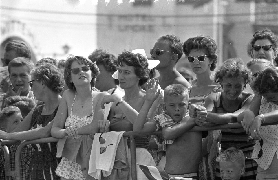Tweede dag van het bezoek van Koning Boudewijn aan Noordwijk, strandgasten als publiek, Bestanddeelnr 910-5078