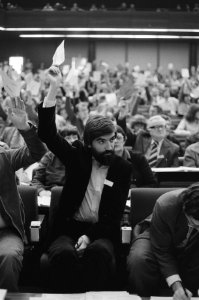 Tweede dag verkiezingscongres van PvdA in Amsterdamse RAI Max van der Berg tijdens een van de stemmingen, Bestanddeelnr 931-3471