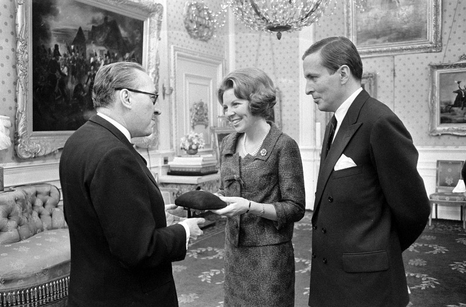 Tweede Geschenkendag voor prinses Beatrix en Claus op Paleis Soestdijk , ambassa, Bestanddeelnr 918-8417