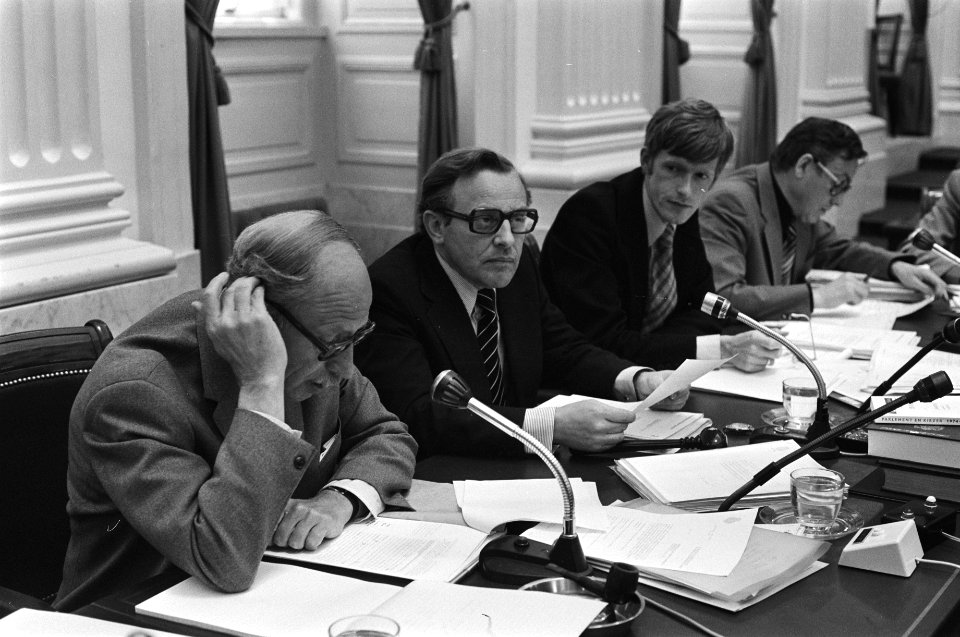 Tweede Kamer commissie voor cultuur, links Minister Van Doorn, Bestanddeelnr 928-6145