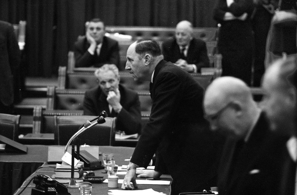 Tweede Kamer bijeen. Mr. R. van der Bergh tijdens het afleggen van de belofte aa, Bestanddeelnr 914-6920