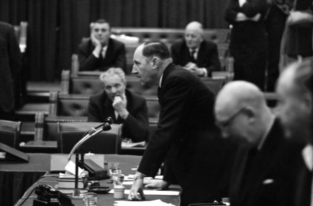 Tweede Kamer bijeen. Mr. R. van der Bergh tijdens het afleggen van de belofte aa, Bestanddeelnr 914-6920