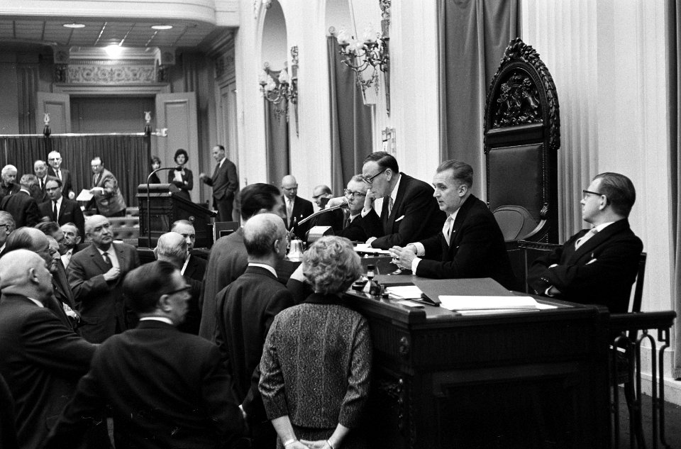 Tweede Kamer bijeen. Mr. R. van der Bergh tijdens het afleggen van de belofte aa, Bestanddeelnr 914-6921