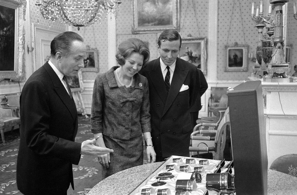 Tweede Geschenkendag voor prinses Beatrix en Claus op Paleis Soestdijk , ambassa, Bestanddeelnr 918-8391