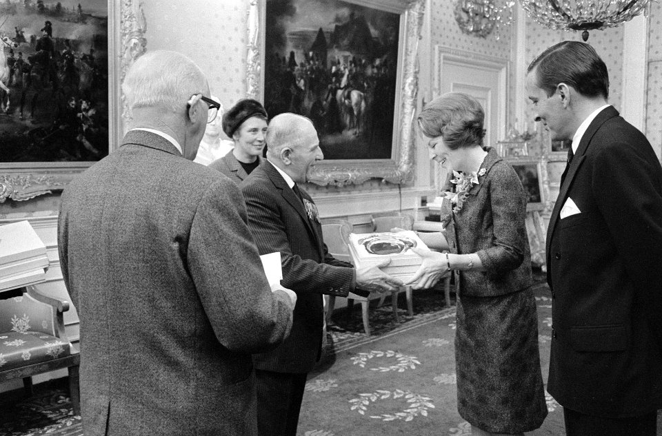 Tweede geschenkdag voor prinses Beatrix en Claus op Paleis Soestdijk , Vreemdeli, Bestanddeelnr 918-8451