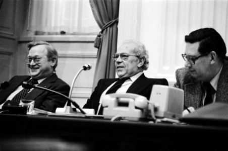 Tweede Kamer debat loonpauze vlnr Andriessen, Albeda en van Aardenne, Bestanddeelnr 930-6353