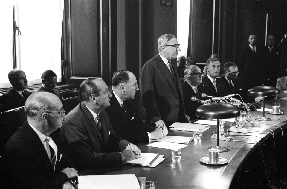 Tweede Kamer bijeen inzake Nieuw-Guinea akkoord, Bestanddeelnr 914-2770