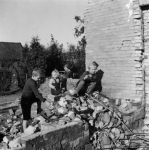 Tweede wereldoorlog, kinderen, spelen, stenen, puinhopen, Bestanddeelnr 901-0021