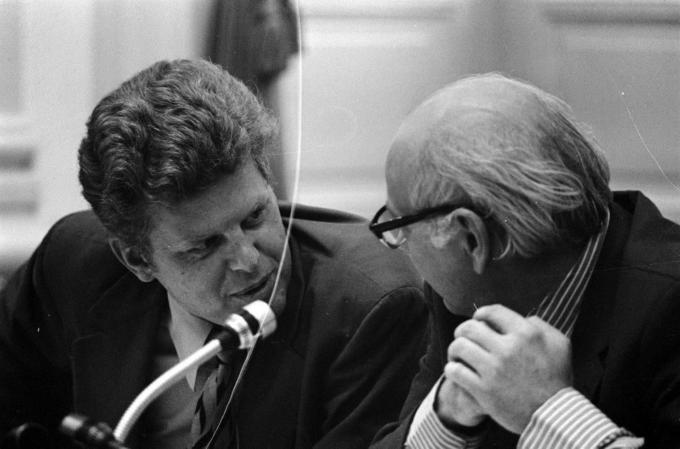 Tweede Kamer behandelt verhoging van accijnsen, Premier Den Uyl (rechts) en Mini, Bestanddeelnr 926-5149