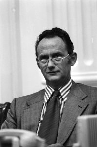 Tweede Kamer debat loonmaatregel, Minister Boersma (met nieuwe bril) kop, Bestanddeelnr 928-6343
