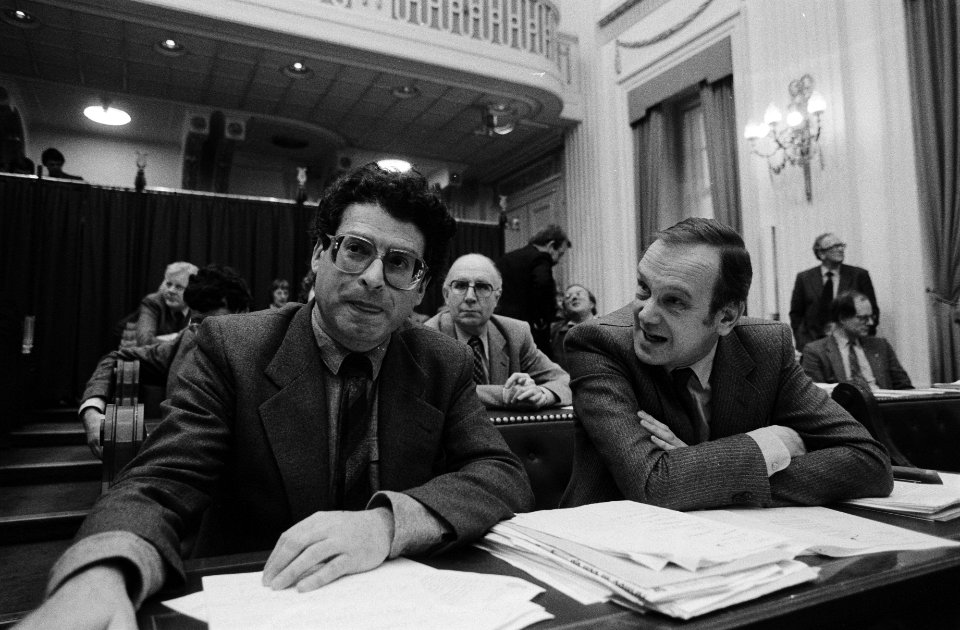 Tweede Kamer behandeling motie Duinker, PvdA-fractielede Van Thijn (l) en Duinker (r) met op achtergrond midden Poppe, Bestanddeelnr 931-3665