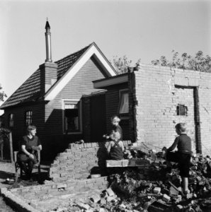 Tweede wereldoorlog, kinderen, spelen, stenen, puinhopen, Bestanddeelnr 901-0024