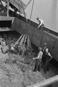 Tweede wereldoorlog, marine, koopvaardijvloten, kustvaarders, schroot, bemanning, Bestanddeelnr 935-2827