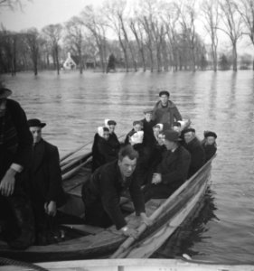 Tweede wereldoorlog, leger, bevrijding, overstromingen, bevolking, boten, Bestanddeelnr 934-9801