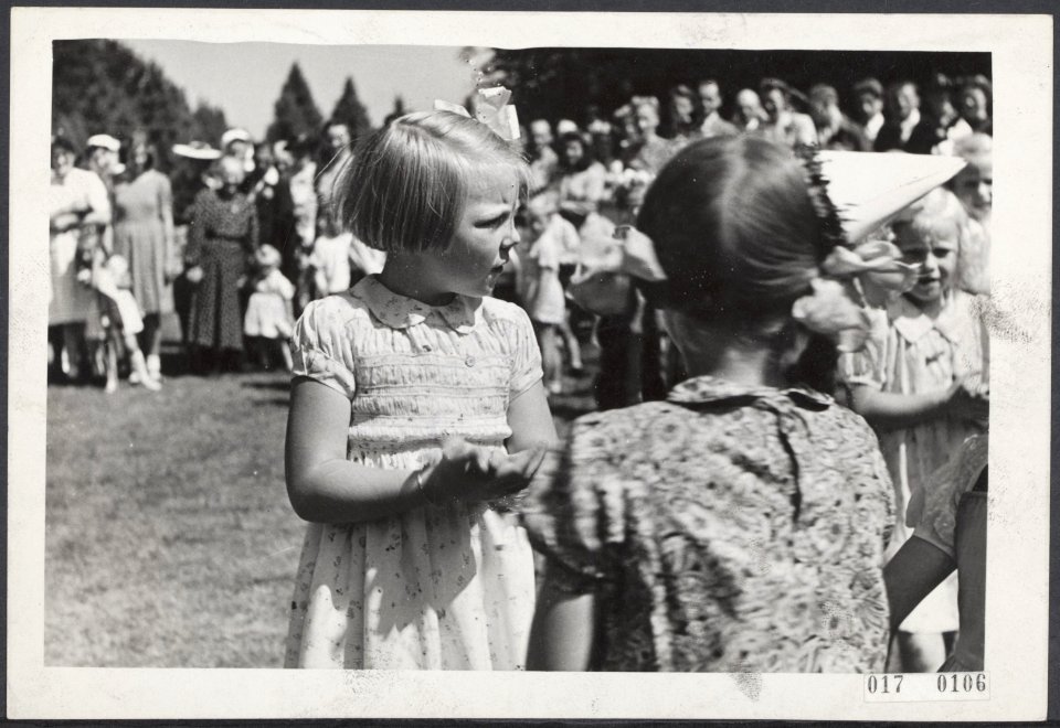 Tweede wereldoorlog, koninklijk huis, prinsessen, kinderen, festiviteiten, spele, Bestanddeelnr 017-0106