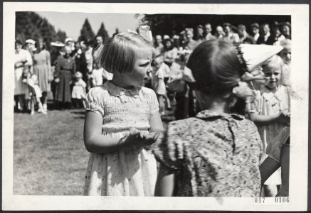 Tweede wereldoorlog, koninklijk huis, prinsessen, kinderen, festiviteiten, spele, Bestanddeelnr 017-0106 photo