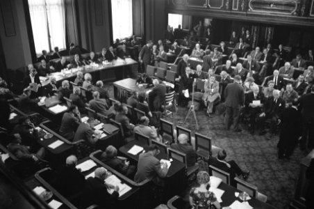 Tweede Kamer bijeen inzake Nieuw-Guinea akkoord, overzich overvolle Eerste Kamer, Bestanddeelnr 914-2762