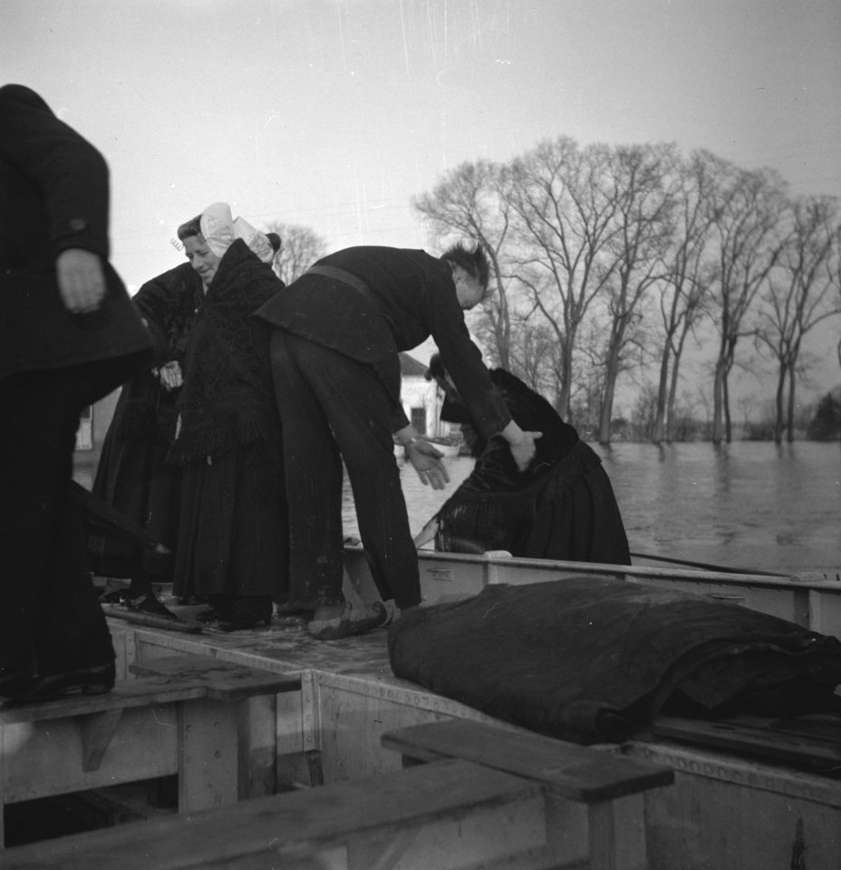 Tweede wereldoorlog, leger, bevrijding, overstromingen, bevolking, boten, Bestanddeelnr 934-9802