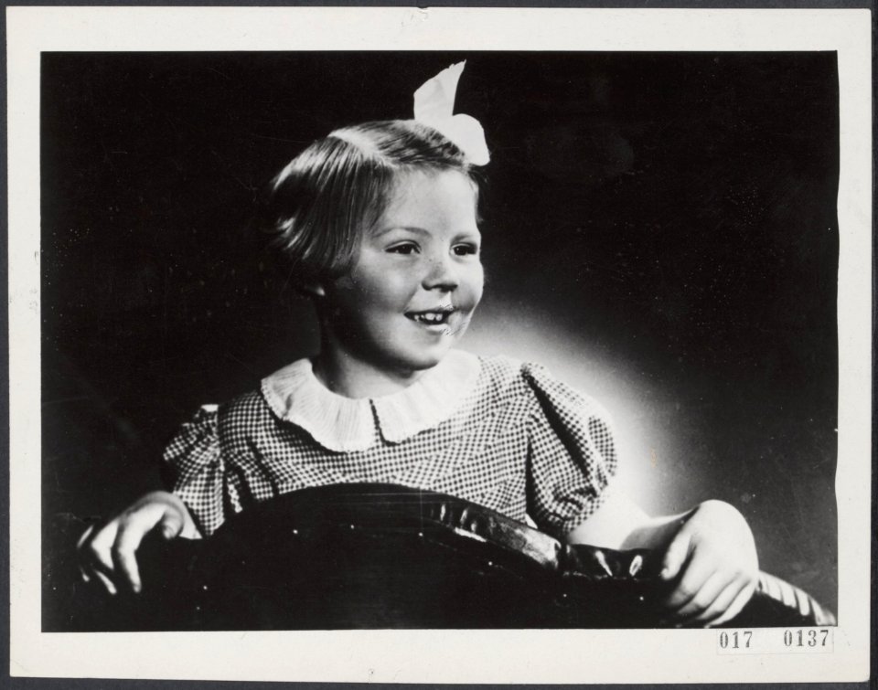 Tweede wereldoorlog, koninklijk huis, prinsessen, portretten, kleuters, Beatrix,, Bestanddeelnr 017-0137