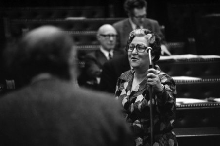 Tweede Kamer begroting minister Van Doorn (CRM) mejuffrouw Van Leeuwen (AR) in , Bestanddeelnr 927-7984