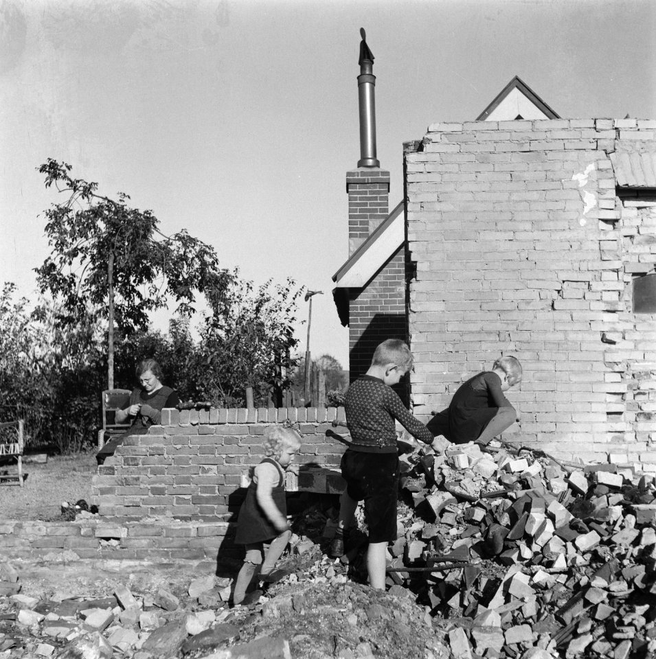Tweede wereldoorlog, kinderen, spelen, stenen, puinhopen, Bestanddeelnr 901-0022
