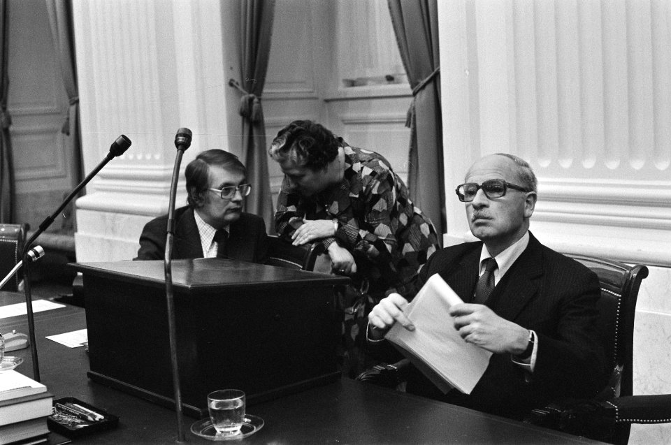 Tweede Kamer begroting minister Van Doorn (CRM) Van Doorn in de Kamer (r) en me, Bestanddeelnr 927-7985
