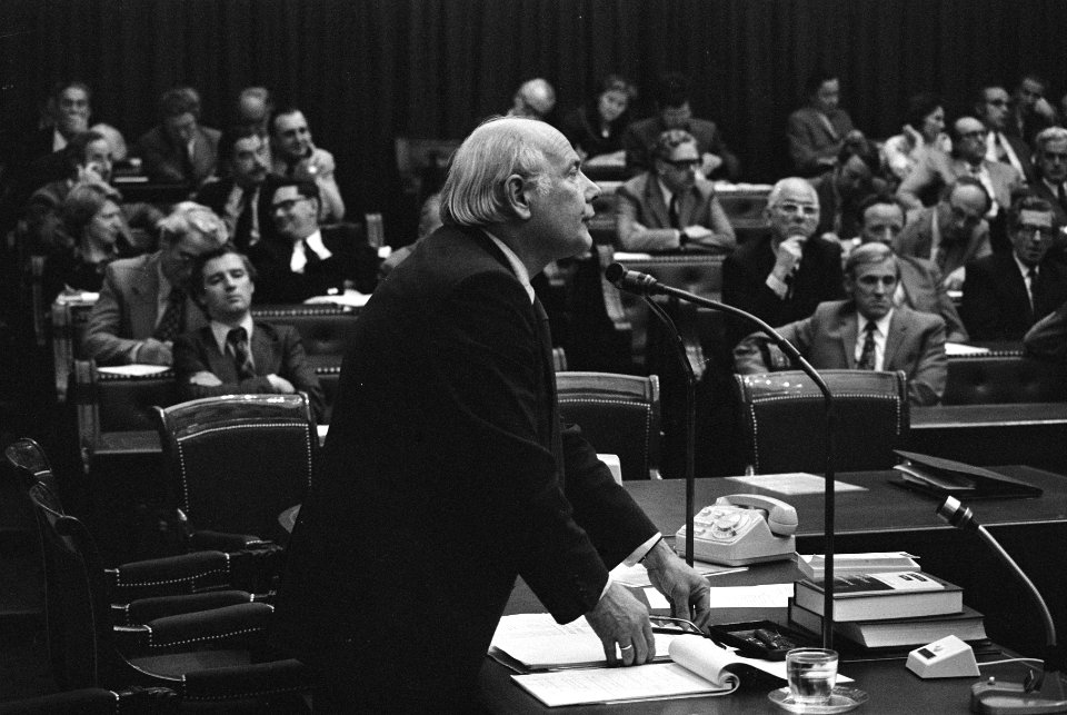 Tweede Kamer behandelt kwestie Vredeling met Den Uyl premier Den Uyl aan het w, Bestanddeelnr 927-4310