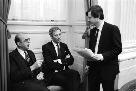 Tweede Kamer begrotingsbeh. NAVO De Ruiter en Van de Broek en VVD-er Voorhoev, Bestanddeelnr 932-8640