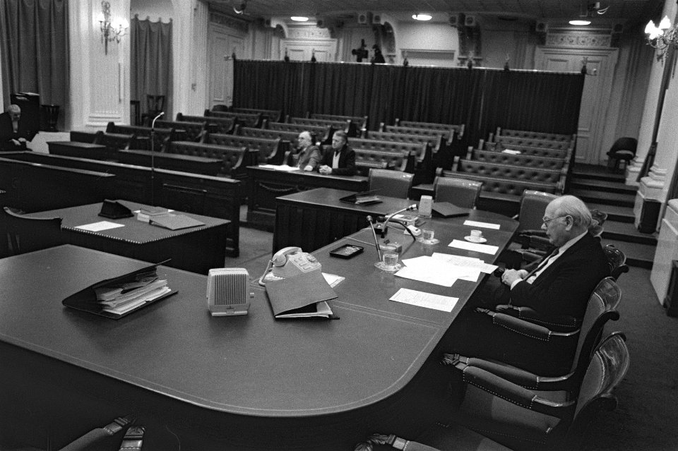 Tweede Kamer debat loonmaatregel. Minister Den Uyl in bijna lege kamer, op de ac, Bestanddeelnr 931-8634