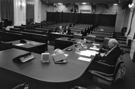 Tweede Kamer debat loonmaatregel. Minister Den Uyl in bijna lege kamer, op de ac, Bestanddeelnr 931-8634