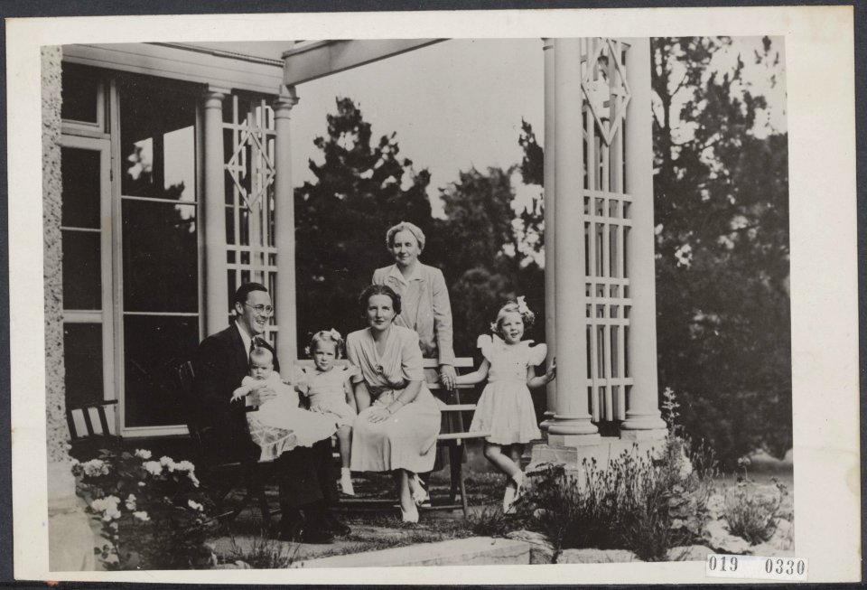 Tweede wereldoorlog, koninklijk huis, prinsessen, koninginnen, prinsen, portrett, Bestanddeelnr 019-0330