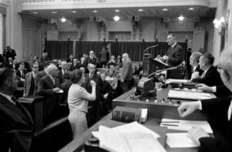 Tweede Kamer de heer Van der Kieft van de AR aan het woord, geinterupeerd door m, Bestanddeelnr 916-1894