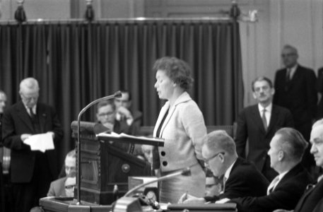 Tweede Kamer de heer Van der Kieft van de AR aan het woord, mevrouw Van Someren , Bestanddeelnr 916-1899