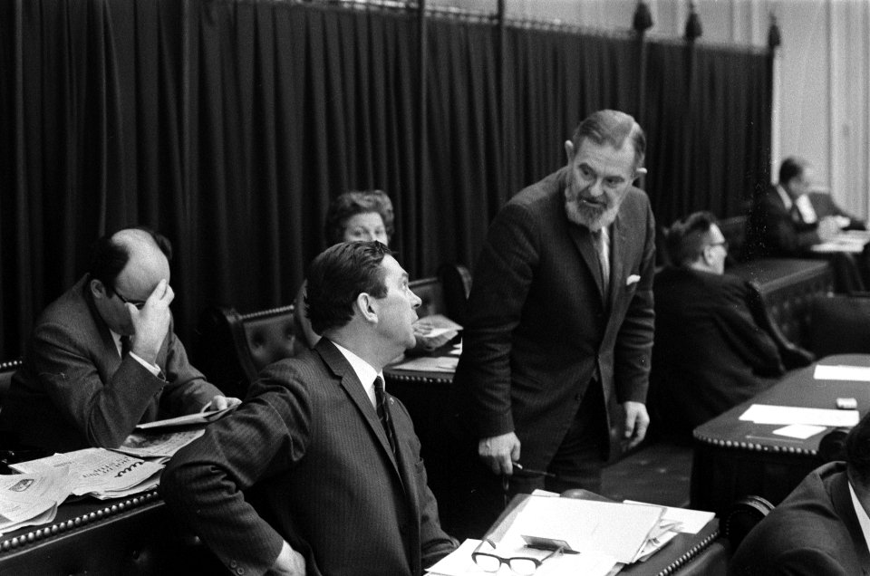 Tweede Kamer behandelt begroting van financien. Nummer 19 Minister Witteveen aan, Bestanddeelnr 922-9865