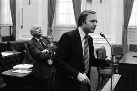 Tweede Kamer debat over levering duikboten aan Taiwan Jan Terlouw D66 achter de, Bestanddeelnr 931-3457