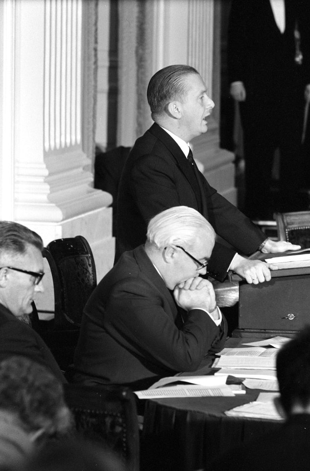 Tweede Kamer behandelt salarisverhoging van TV-personeel Maarten Vrolik 14 en 15, Bestanddeelnr 913-2075