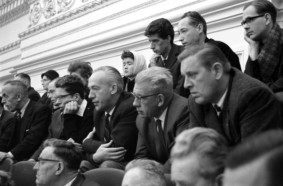 Tweede Kamer behandelt salarisverhoging van TV-personeel. Omroepmedewerkers op p, Bestanddeelnr 913-2080