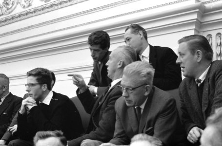 Tweede Kamer behandelt salarisverhoging van TV-personeel Medewerkers op publieke, Bestanddeelnr 913-2081