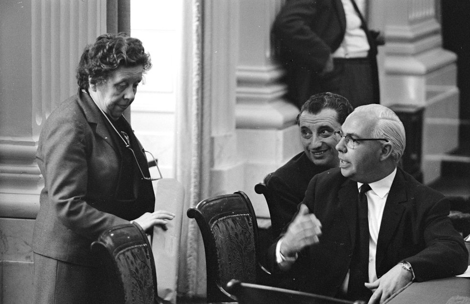 Tweede kamer debat huurverhoging (negnr 19) Minister Van Aartsen en Minister V, Bestanddeelnr 914-0052