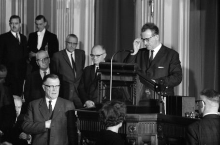Tweede Kamer behandelt salarisverhoging van TV-personeel. Achter het spreekgesto, Bestanddeelnr 913-2068