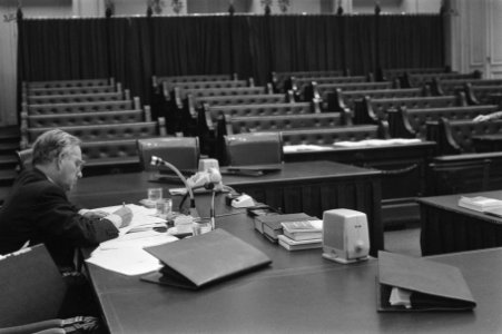 Tweede Kamer behandelt o.a. auteurswet minister Korthals Altes in lege Kamer, Bestanddeelnr 933-0874