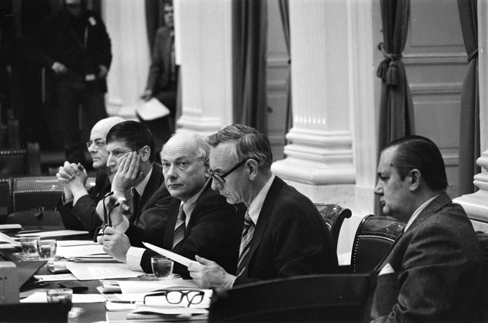 Tweede Kamer debat over gijzelingszaken Wijster en Amsterdam v.l.n.r. Van der S, Bestanddeelnr 928-4117