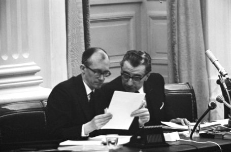 Tweede Kamer Wegenfonds in behandeling, minister Van Aartsen (r) en minister Wit, Bestanddeelnr 917-1959