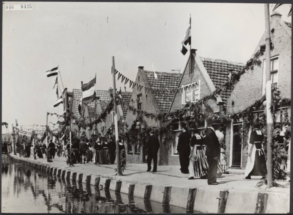 Tweede wereldoorlog, bevrijdingen, festiviteiten, vlaggen, klederdrachten, Bestanddeelnr 046-0435