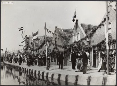 Tweede wereldoorlog, bevrijdingen, festiviteiten, vlaggen, klederdrachten, Bestanddeelnr 046-0435